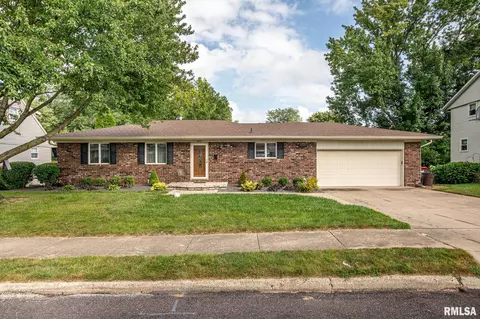 1814 Valencia Pl, Pekin, IL 61554
