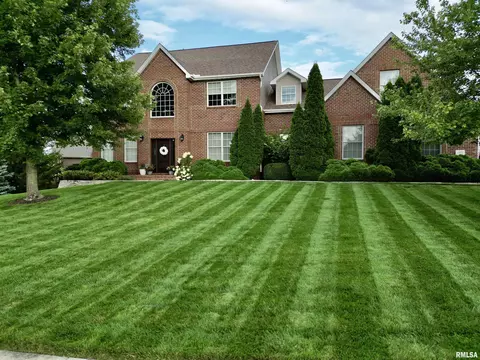 6832 N Greenwich Pl, Peoria, IL 61615