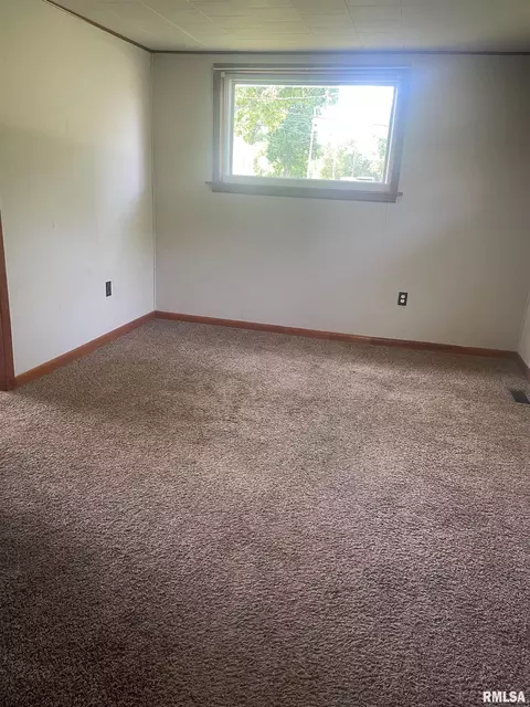 903 Elm St, Macomb, IL 61455 photo 2