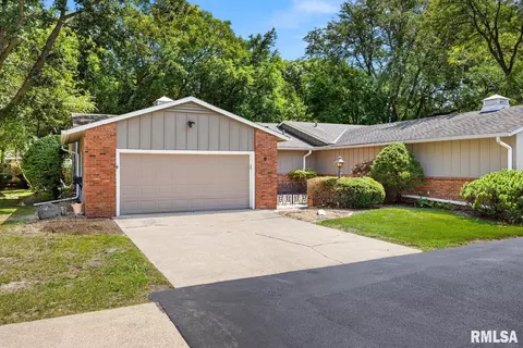 7100 N Fox Point Dr, Peoria, IL 61614