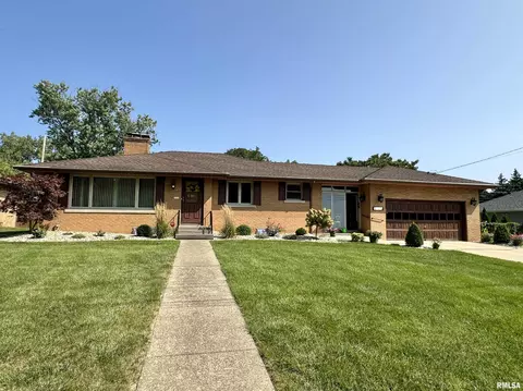1317 W Pinecrest Dr, Peoria, IL 61614