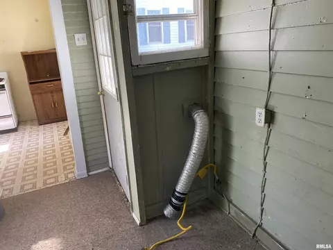 Entry Way - 209 Central Ave, Saint David, IL 61563 photo 2 of 3