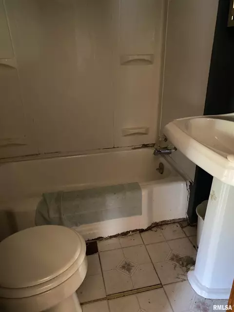 Bath - 209 Central Ave, Saint David, IL 61563 photo 1 of 1