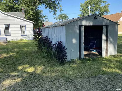 Exterior - 209 Central Ave, Saint David, IL 61563 photo 3 of 7