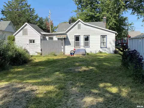 Exterior - 209 Central Ave, Saint David, IL 61563 photo 2 of 7