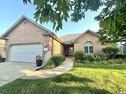 325 Garnet Dr, Morton, IL 61550