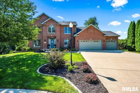 5802 W Woodbridge Pl, Peoria, IL 61615