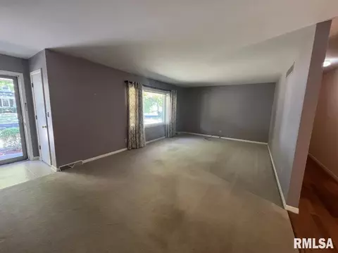 Living - 849 E Franklin St, Macomb, IL 61455 photo 1 of 3