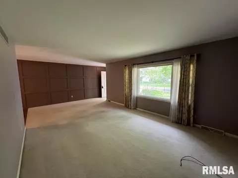 Living - 849 E Franklin St, Macomb, IL 61455 photo 2 of 3