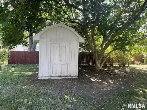 Exterior - 849 E Franklin St, Macomb, IL 61455 photo 2 of 3