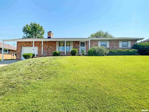 1506 N 11th St, Pekin, IL 61554