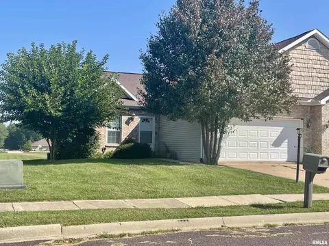 2107 Mt Vernon Dr, Pekin, IL 61554