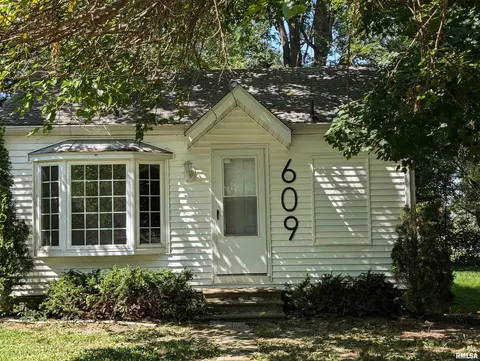 609 S Stewart St, Creve Coeur, IL 61610