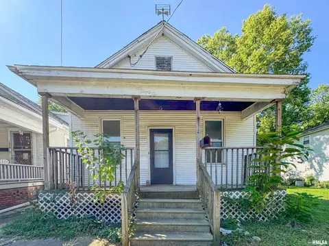 1022 W Adrian Hinton Ave, Peoria, IL 61605