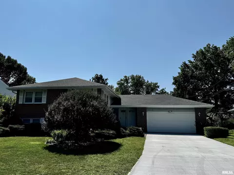 831 E Franklin St, Macomb, IL 61455