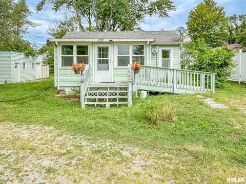 437 Roosevelt St, Creve Coeur, IL 61610