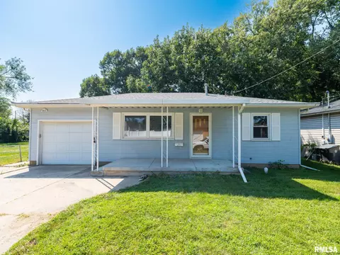1111 S 11th St, Pekin, IL 61554