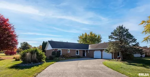 2 Cypress Pt, Pekin, IL 61554