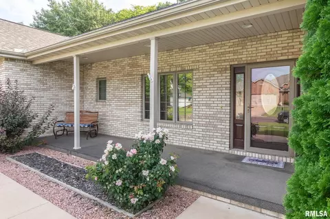 1608 Night Hawk Ct, Pekin, IL 61554
