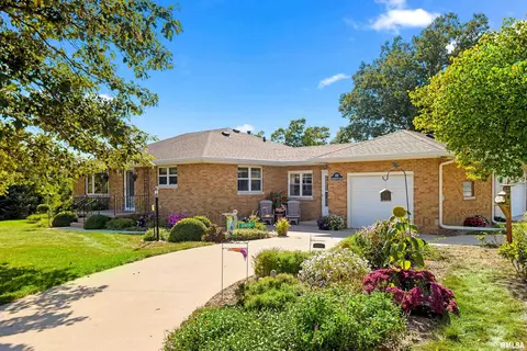 102 Edgewood Rd, Eureka, IL 61530