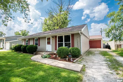 300 Lynnhaven Dr, Washington, IL 61571