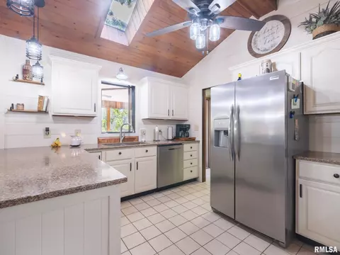 Kitchen - 4021 S Dunbar Pt, Mapleton, IL 61547 photo 4 of 10