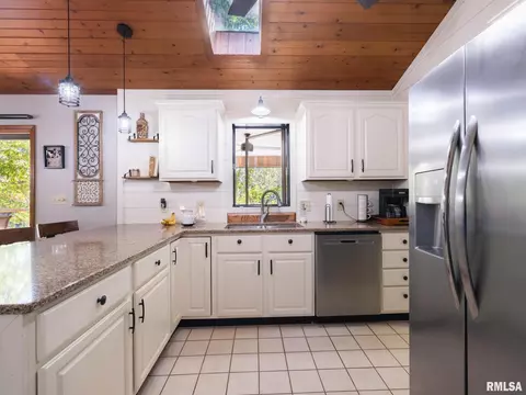 Kitchen - 4021 S Dunbar Pt, Mapleton, IL 61547 photo 5 of 10