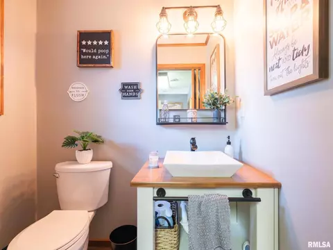 Bath - 4021 S Dunbar Pt, Mapleton, IL 61547 photo 3 of 6