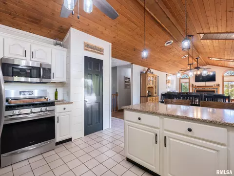 Kitchen - 4021 S Dunbar Pt, Mapleton, IL 61547 photo 7 of 10
