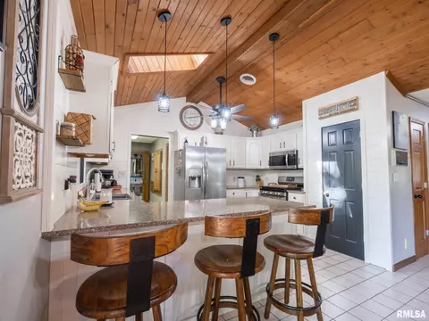 Kitchen - 4021 S Dunbar Pt, Mapleton, IL 61547 photo 3 of 10
