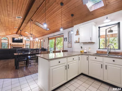 Kitchen - 4021 S Dunbar Pt, Mapleton, IL 61547 photo 6 of 10