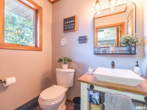 Bath - 4021 S Dunbar Pt, Mapleton, IL 61547 photo 4 of 6