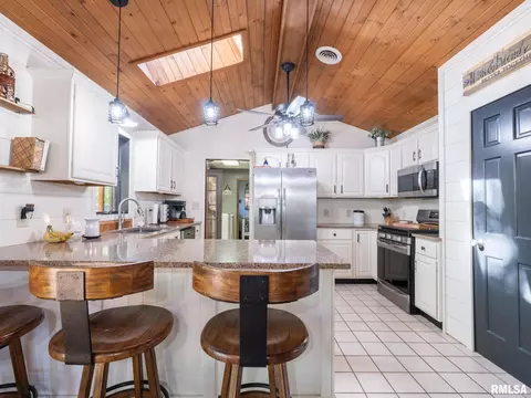 Kitchen - 4021 S Dunbar Pt, Mapleton, IL 61547 photo 2 of 10