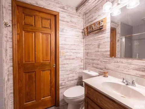 Bath - 4021 S Dunbar Pt, Mapleton, IL 61547 photo 5 of 6