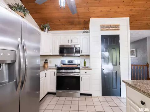 Kitchen - 4021 S Dunbar Pt, Mapleton, IL 61547 photo 9 of 10