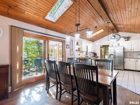 Dining - 4021 S Dunbar Pt, Mapleton, IL 61547 photo 2 of 4