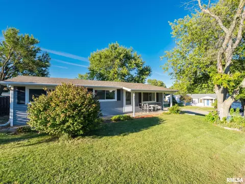 901 James St, South Pekin, IL 61564