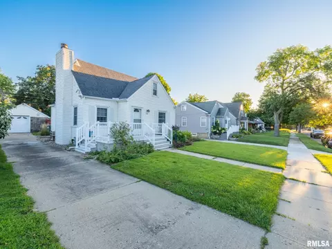 908 Chestnut St, Pekin, IL 61554