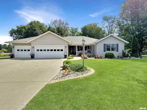 1301 Oak Leaf Ln, Washington, IL 61571
