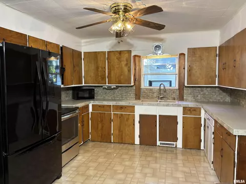 1015 2nd St, Henry, IL 61537 photo 9