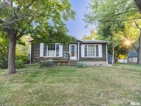 2010 Westgate Dr, Pekin, IL 61554