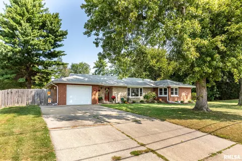 1907 Sheridan Rd, Pekin, IL 61554