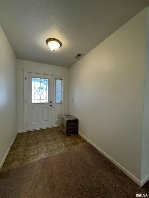 303 Scotch Pine Dr, Macomb, IL 61455 photo 2