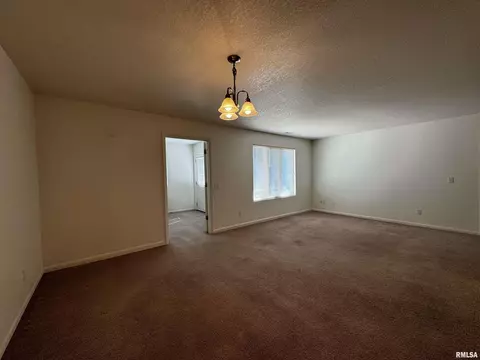303 Scotch Pine Dr, Macomb, IL 61455 photo 8