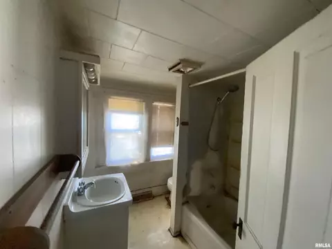 69 E Olive St, Canton, IL 61520 photo 10