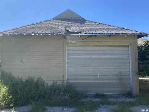 69 E Olive St, Canton, IL 61520 photo 4