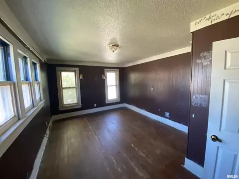 69 E Olive St, Canton, IL 61520 photo 9