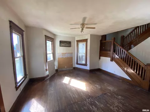 69 E Olive St, Canton, IL 61520 photo 5