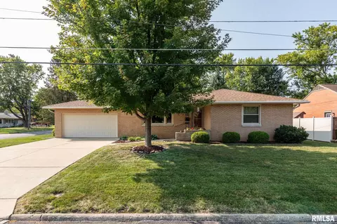2206 Belmont Dr, Pekin, IL 61554