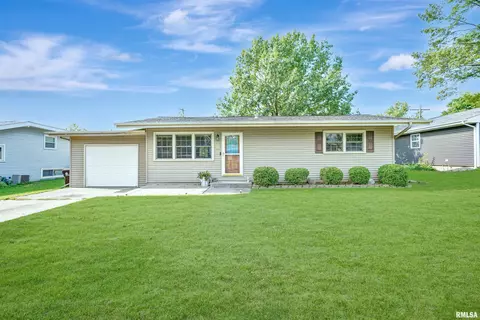 2820 W James Rd, Peoria, IL 61615